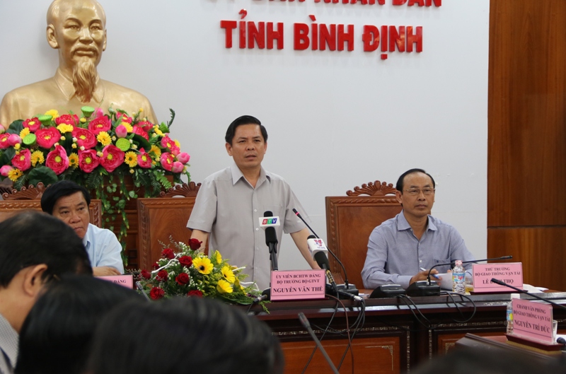 Bộ trưởng Nguyễn Văn Thể, Thứ trưởng Lê Đình Thọ tháo gỡ vướng mắc phát triển hạ tầng giao thông Bình Định. Ảnh Xuân Huy