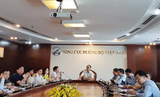 Thứ trưởng Bộ GTVT Lê Đình Thọ chủ trì buổi làm việc với các nhà đầu tư BOT sáng 8-7- Ảnh: Văn Duẩn