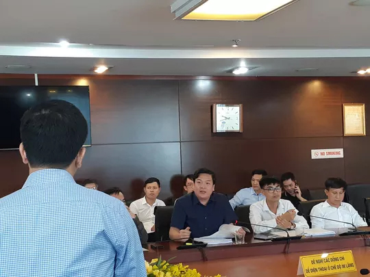Đại diện nhà đầu tư Công ty cổ phần Phước Tượng Phú Gia BOT (áo sẫm, ngồi), tranh luận với đại diện Vụ PPP của Bộ GTVT tại cuộc họp - Ảnh: Văn Duẩn